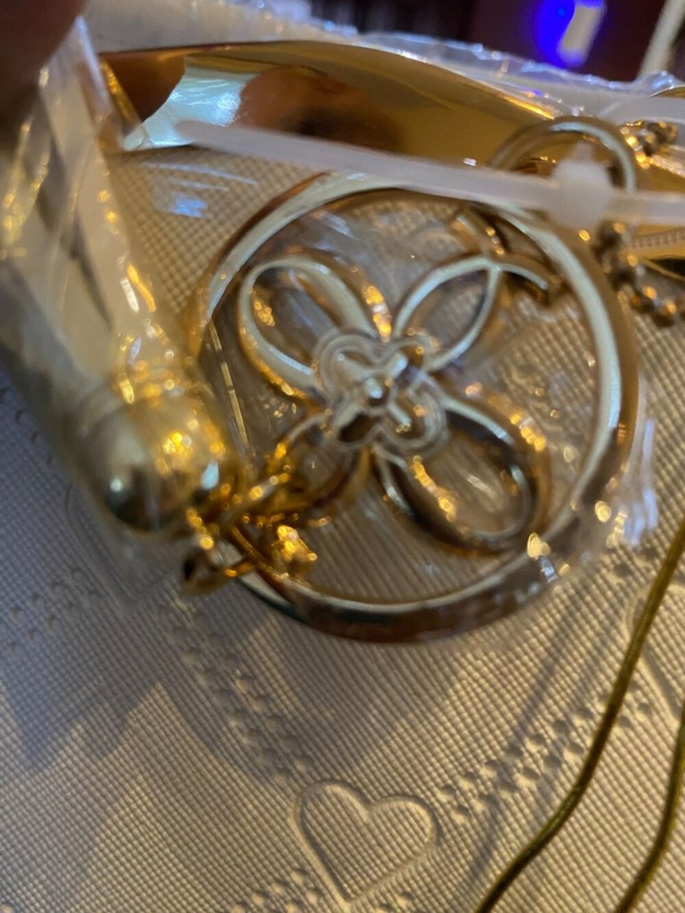 Crossi NWT White Clutch Handbag Gold Frame Heart Embossed Evening Church Wedding - Picture 12 of 13